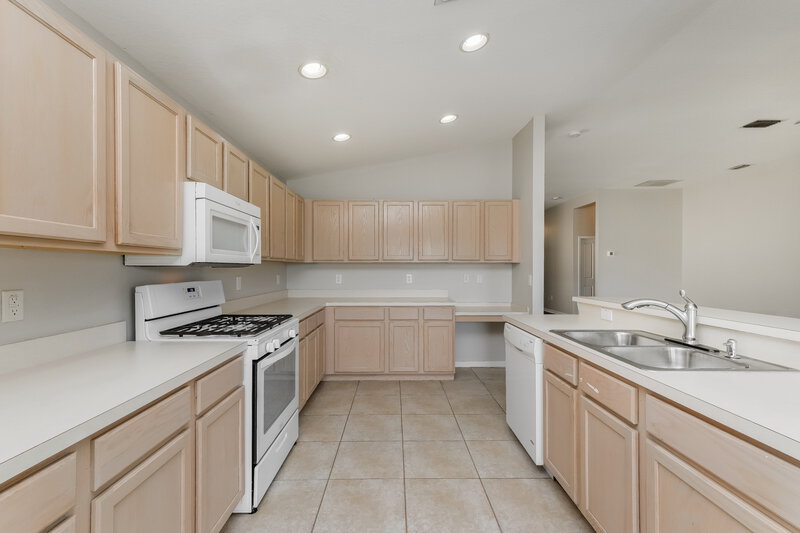 2,215/Mo, 6613 Cambridge Park Dr Apollo Beach, FL 33572 Kitchen View