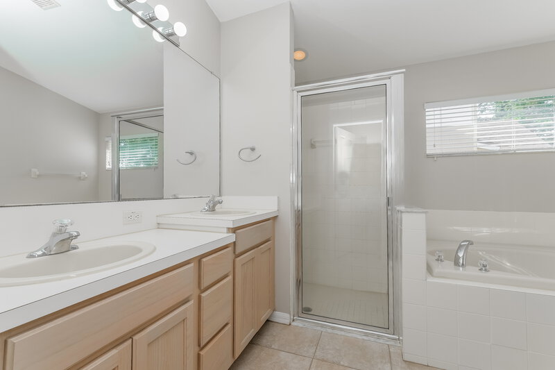 2,215/Mo, 6613 Cambridge Park Dr Apollo Beach, FL 33572 Main Bathroom View 2
