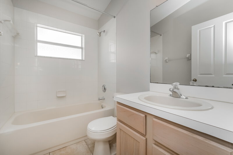 2,215/Mo, 6613 Cambridge Park Dr Apollo Beach, FL 33572 Bathroom View