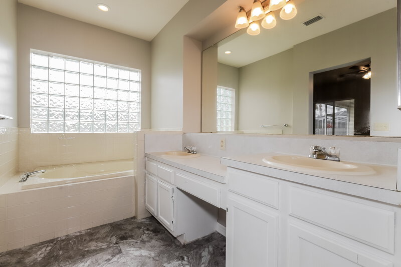 2,590/Mo, 9203 Rockrose Dr Tampa, FL 33647 Main Bathroom View