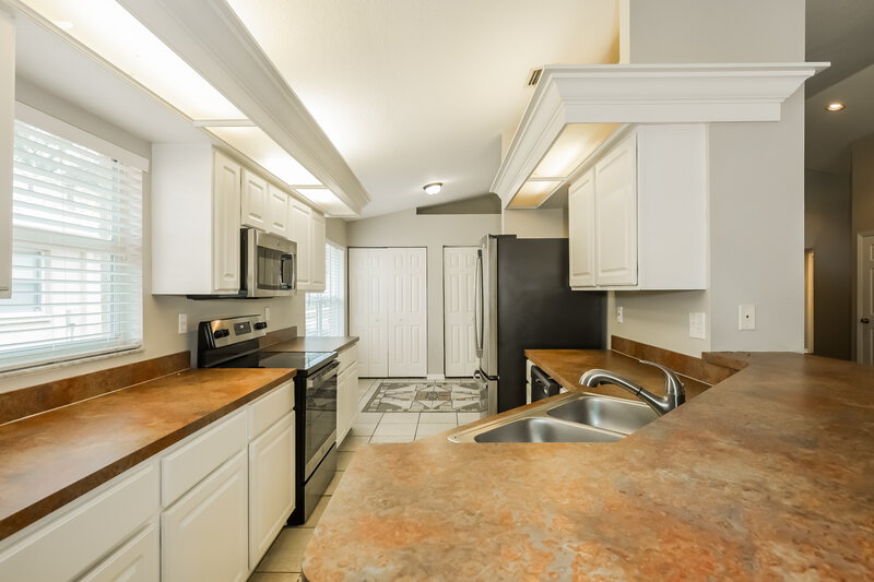 2,500/Mo, 1710 Wakefield Dr Brandon, FL 33511 Kitchen View