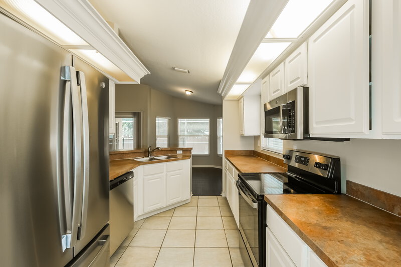 2,500/Mo, 1710 Wakefield Dr Brandon, FL 33511 Kitchen View 2