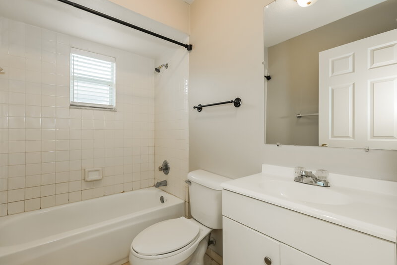 2,500/Mo, 1710 Wakefield Dr Brandon, FL 33511 Bathroom View