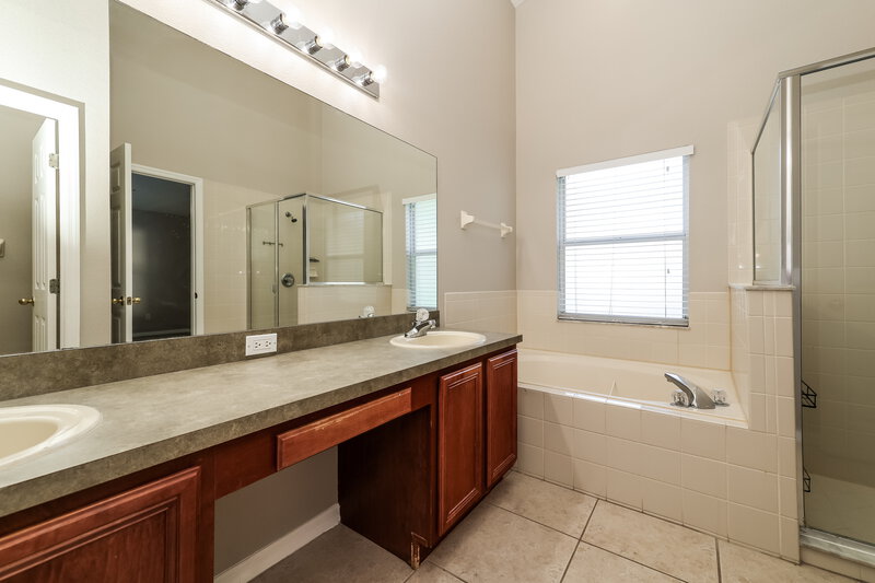 2,795/Mo, 16820 Hawkridge Rd Lithia, FL 33547 Main Bathroom View