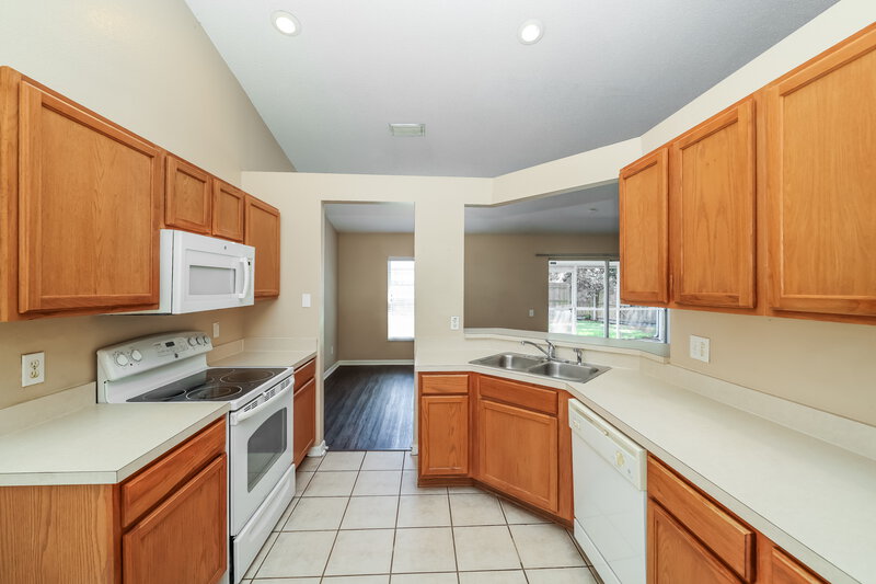 2,250/Mo, 12614 Midpointe Dr Riverview, FL 33578 Kitchen View