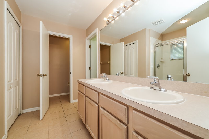 2,250/Mo, 12614 Midpointe Dr Riverview, FL 33578 Main Bathroom View