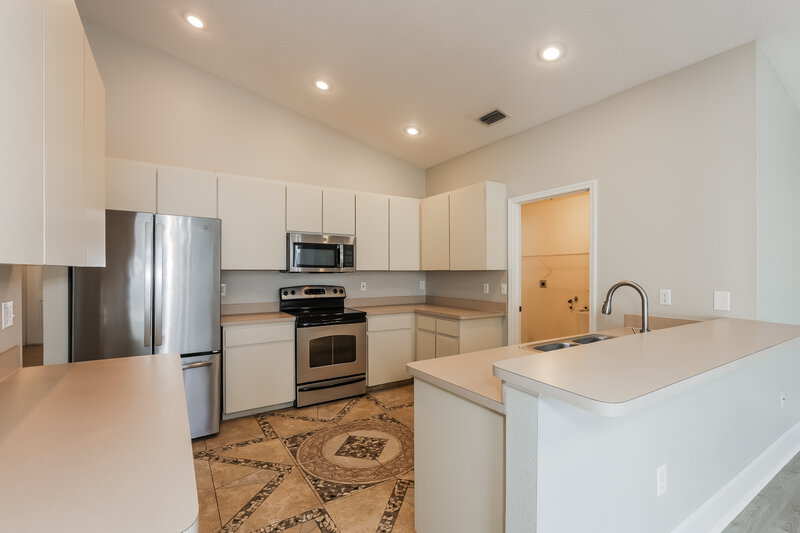 2,155/Mo, 5147 Pond View Ct Zephyrhills, FL 33541 Kitchen View