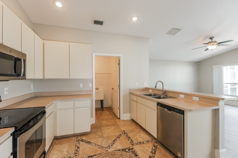 2,155/Mo, 5147 Pond View Ct Zephyrhills, FL 33541 Kitchen View 2