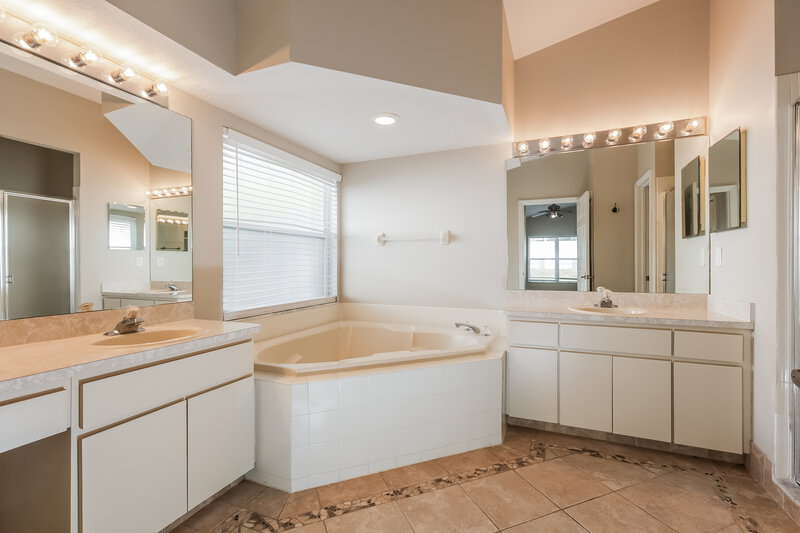 2,155/Mo, 5147 Pond View Ct Zephyrhills, FL 33541 Main Bathroom View