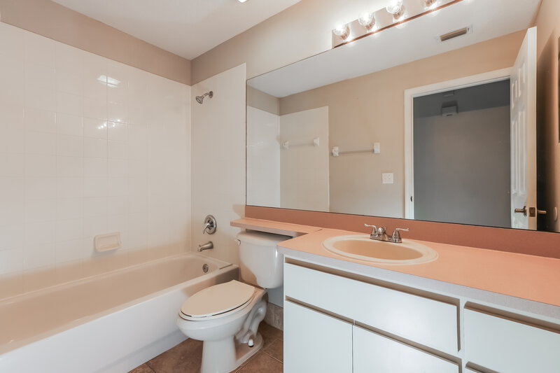 2,155/Mo, 5147 Pond View Ct Zephyrhills, FL 33541 Bathroom View