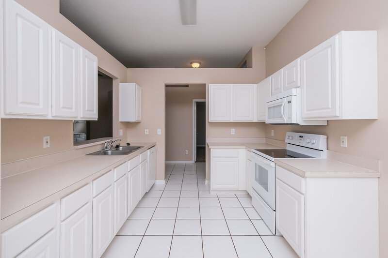 2,100/Mo, 12442 Midpointe Dr Riverview, FL 33569 Kitchen View 2