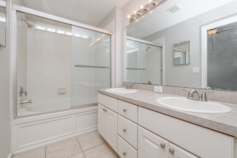 1,815/Mo, 10237 Lakeside Vista Dr Riverview, FL 33569 Main Bathroom View