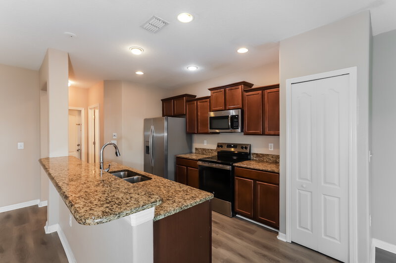 2,160/Mo, 521 Laguna Mill Dr Ruskin, FL 33570 Kitchen View 2