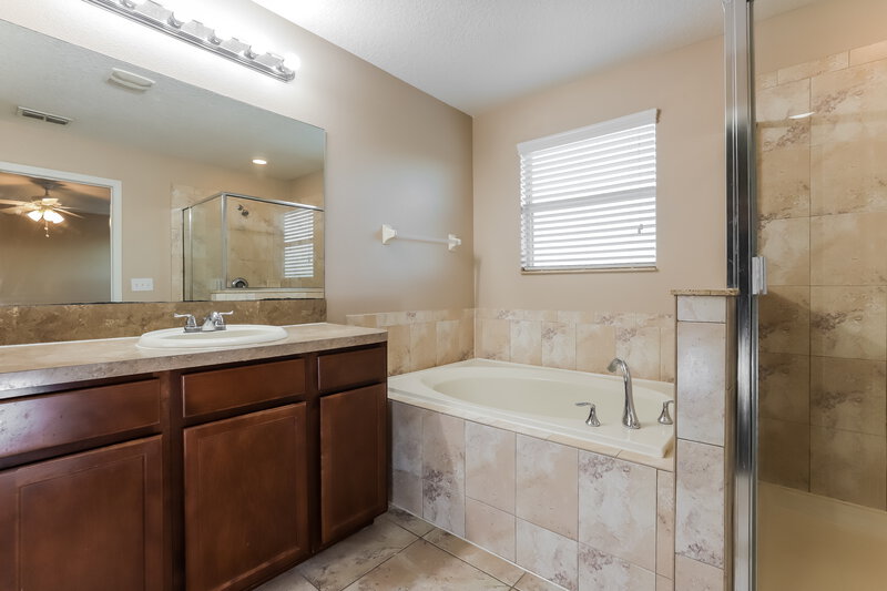 2,160/Mo, 521 Laguna Mill Dr Ruskin, FL 33570 Main Bathroom View