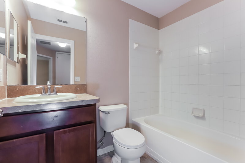 2,160/Mo, 521 Laguna Mill Dr Ruskin, FL 33570 Bathroom View