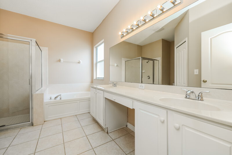 2,355/Mo, 5100 Windingbrook Trl Wesley Chapel, FL 33544 Main Bathroom View