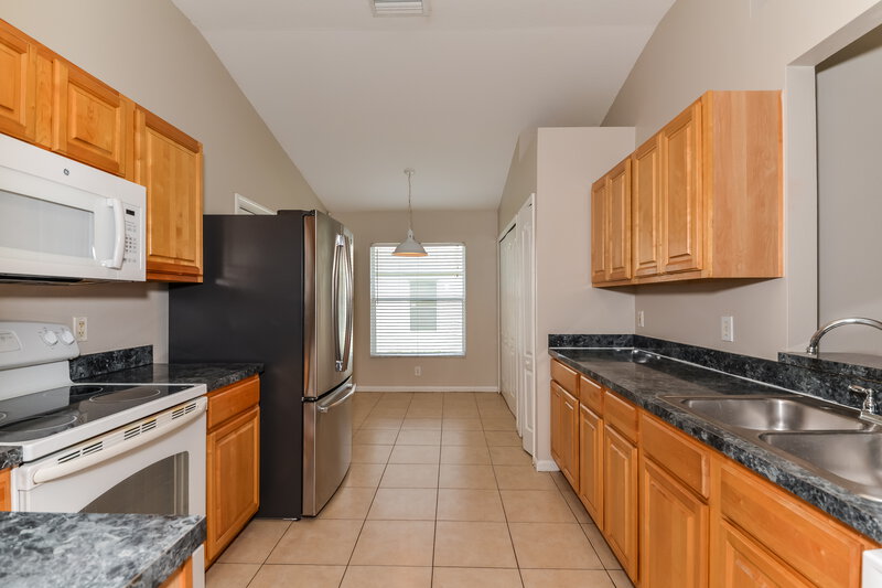 2,250/Mo, 12813 Early Run Ln Riverview, FL 33578 Kitchen View