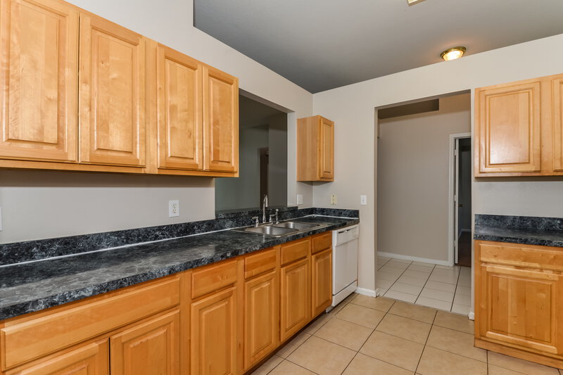 2,250/Mo, 12813 Early Run Ln Riverview, FL 33578 Kitchen View 2