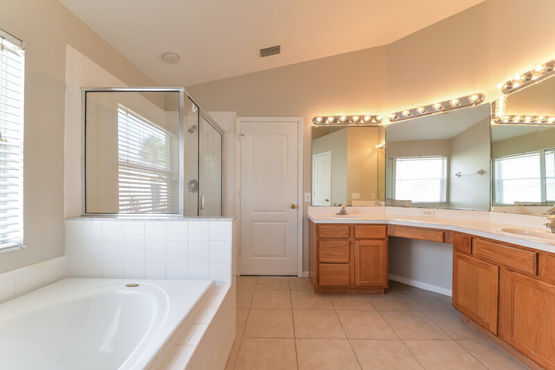 2,250/Mo, 12813 Early Run Ln Riverview, FL 33578 Main Bathroom View
