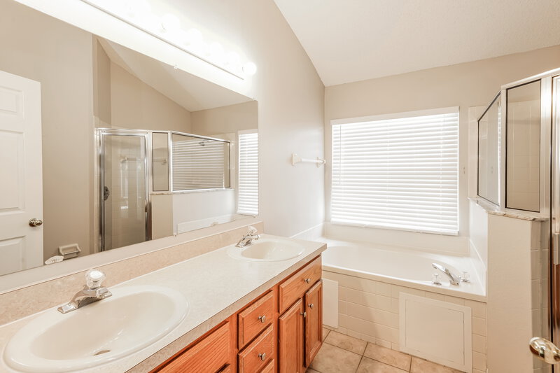 2,295/Mo, 2302 Kenwick Dr Valrico, FL 33596 Main Bathroom View