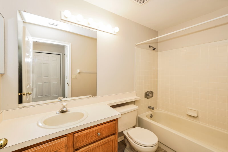 2,295/Mo, 2302 Kenwick Dr Valrico, FL 33596 Bathroom View