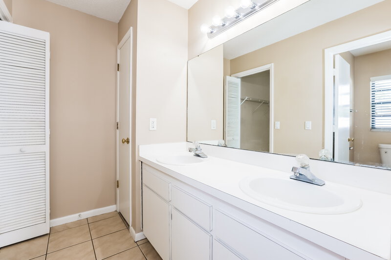 1,945/Mo, 10818 Peppersong Dr Riverview, FL 33578 Main Bathroom View