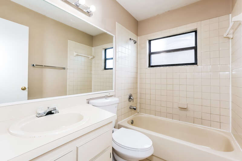 1,945/Mo, 10818 Peppersong Dr Riverview, FL 33578 Bathroom View