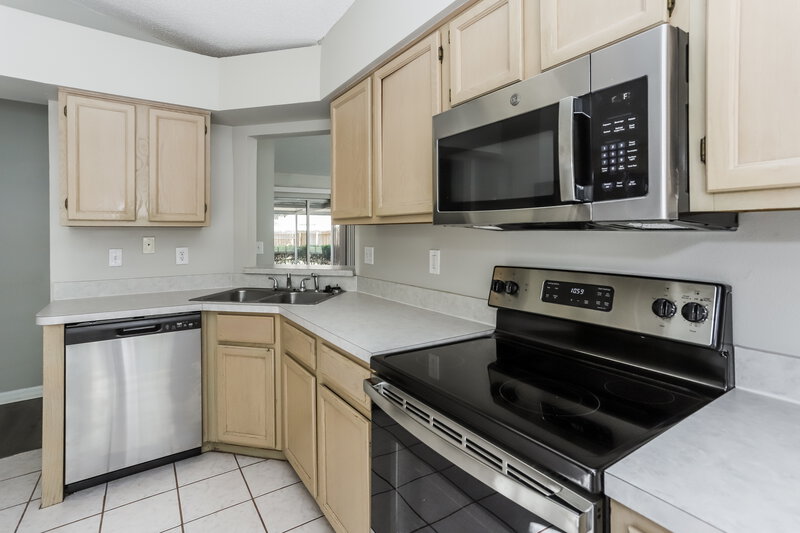 2,150/Mo, 11951 Lark Song Loop Riverview, FL 33579 Kitchen View 2