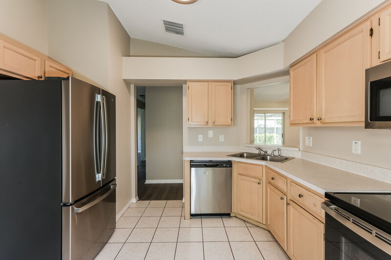 2,050/Mo, 11951 Lark Song Loop Riverview, FL 33579 Kitchen View 3