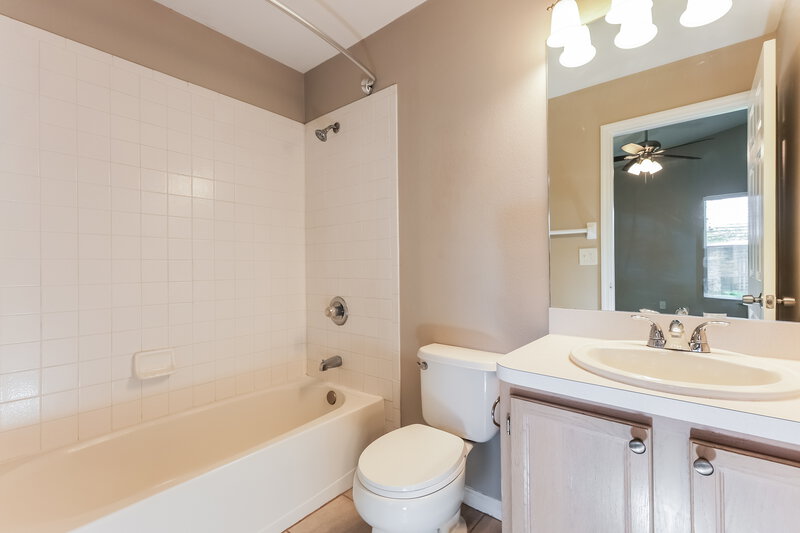 2,050/Mo, 11951 Lark Song Loop Riverview, FL 33579 Main Bathroom View