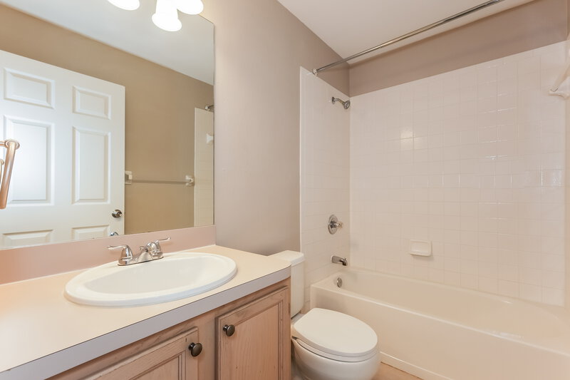 2,050/Mo, 11951 Lark Song Loop Riverview, FL 33579 Bathroom View