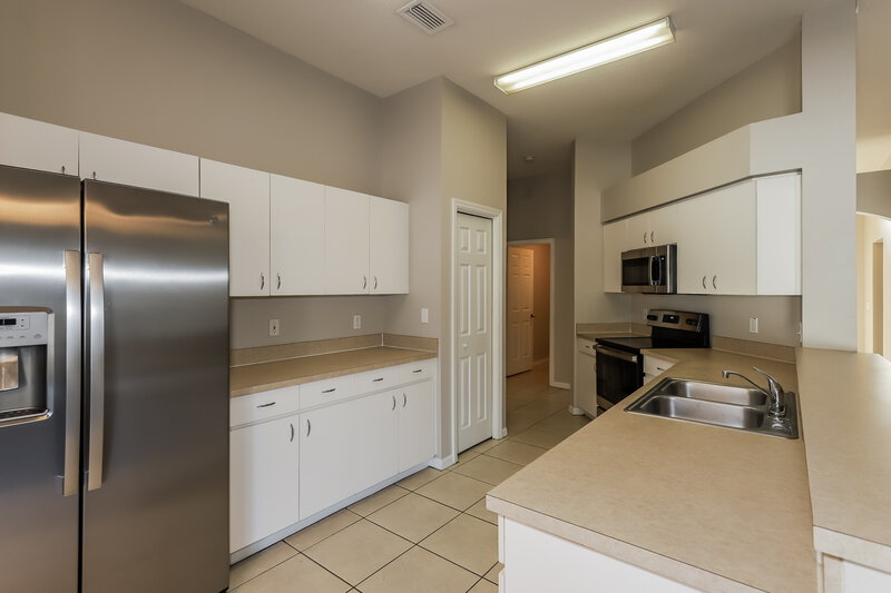 2,260/Mo, 10535 Salisbury St Riverview, FL 33569 Kitchen View