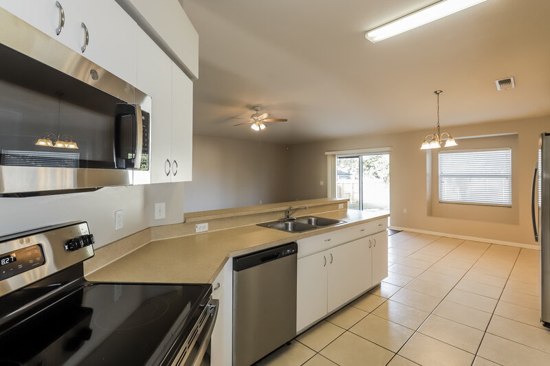 2,260/Mo, 10535 Salisbury St Riverview, FL 33569 Kitchen View 3