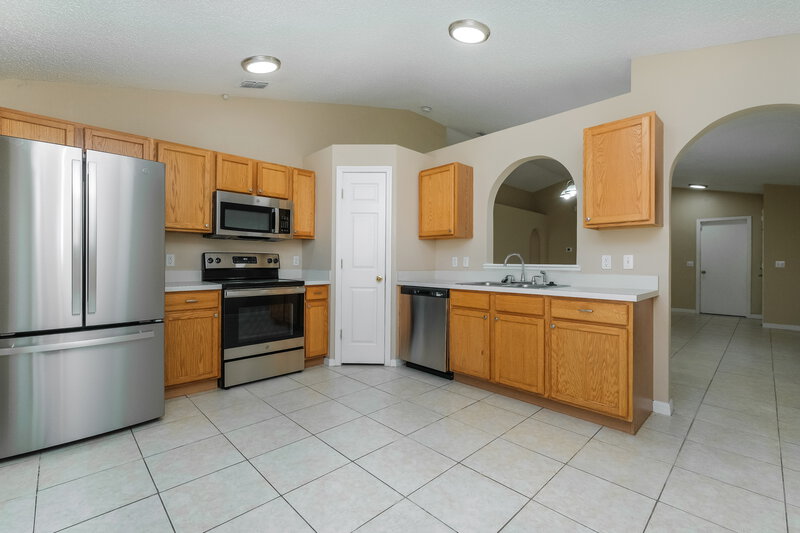 2,025/Mo, 11505 Ivy Flower Loop Riverview, FL 33578 Kitchen View 2