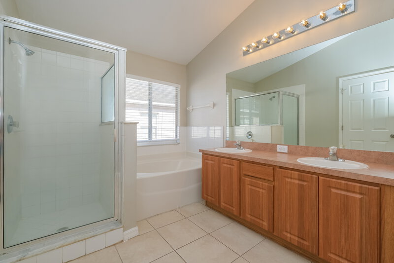 2,410/Mo, 3123 Summer House Dr Valrico, FL 33594 Main Bathroom View