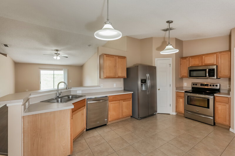 2,005/Mo, 703 Mountain Top Dr Valrico, FL 33594 Kitchen View
