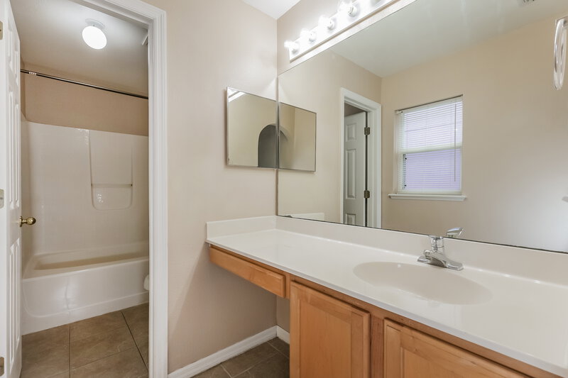 2,005/Mo, 703 Mountain Top Dr Valrico, FL 33594 Main Bathroom View