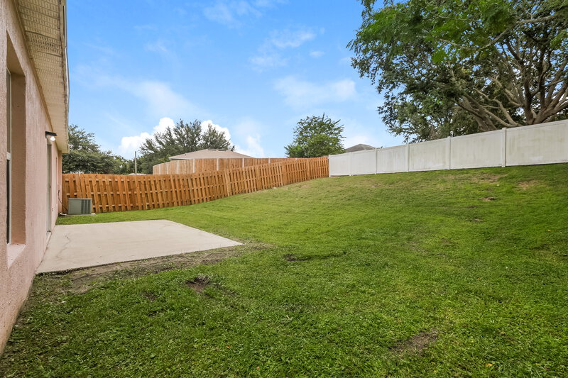 2,005/Mo, 703 Mountain Top Dr Valrico, FL 33594 Backyard View