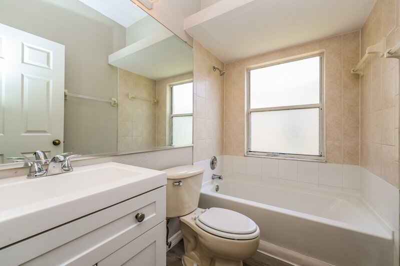 2,140/Mo, 7129 Captiva Cir New Port Richey, FL 34655 Main Bathroom View