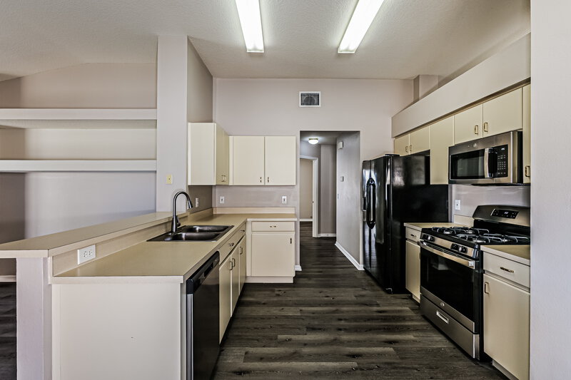 2,030/Mo, 30801 Tremont Dr Zephyrhills, FL 33543 Kitchen View