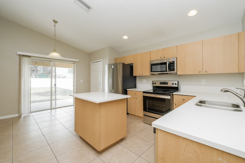 1,915/Mo, 11431 Bay Gardens Loop Riverview, FL 33569 Kitchen View 3