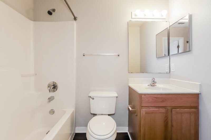 2,305/Mo, 11328 Ivy Flower Loop Riverview, FL 33578 Main Bathroom View