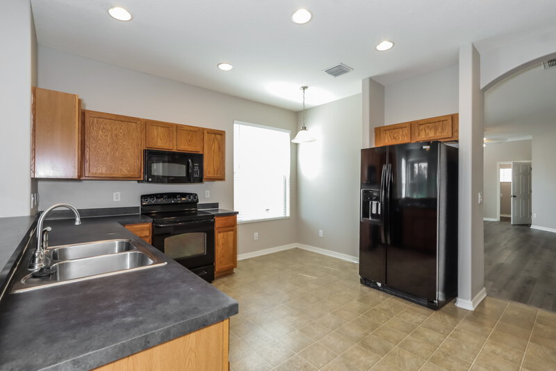 3,320/Mo, 808 College Chase Dr Ruskin, FL 33570 Kitchen View