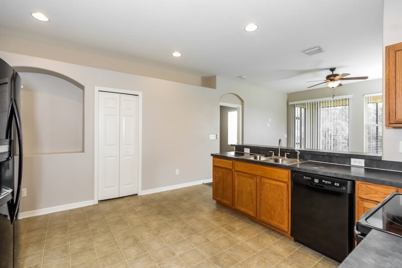 3,320/Mo, 808 College Chase Dr Ruskin, FL 33570 Kitchen View 2