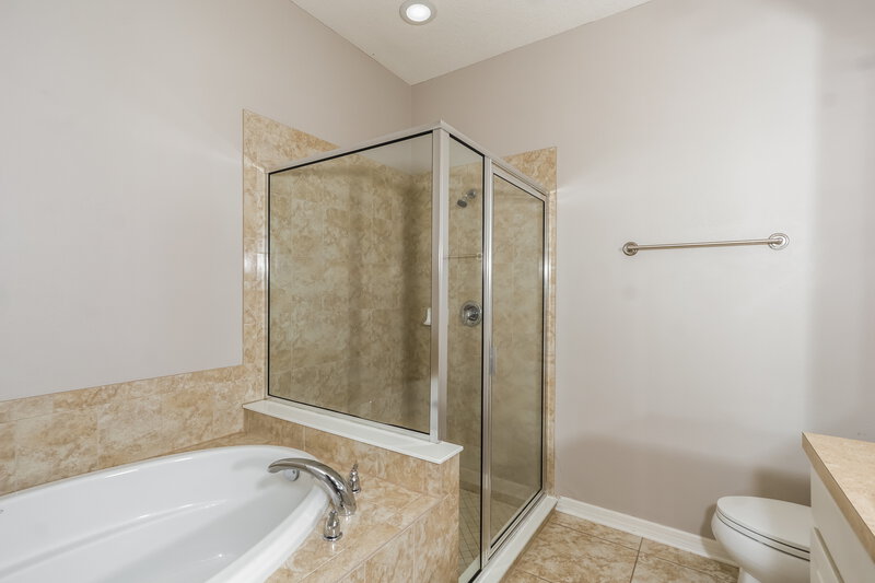 3,320/Mo, 808 College Chase Dr Ruskin, FL 33570 Main Bathroom View