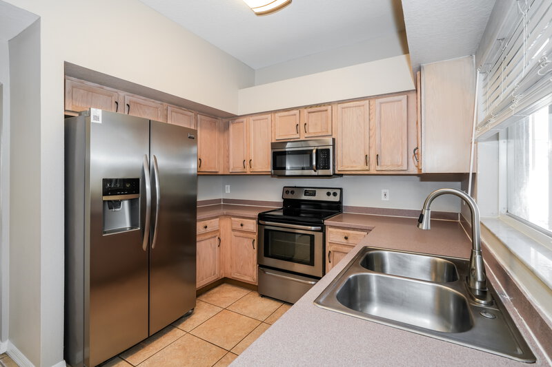 2,390/Mo, 10902 Capstan Lake Dr Riverview, FL 33579 Kitchen View 2