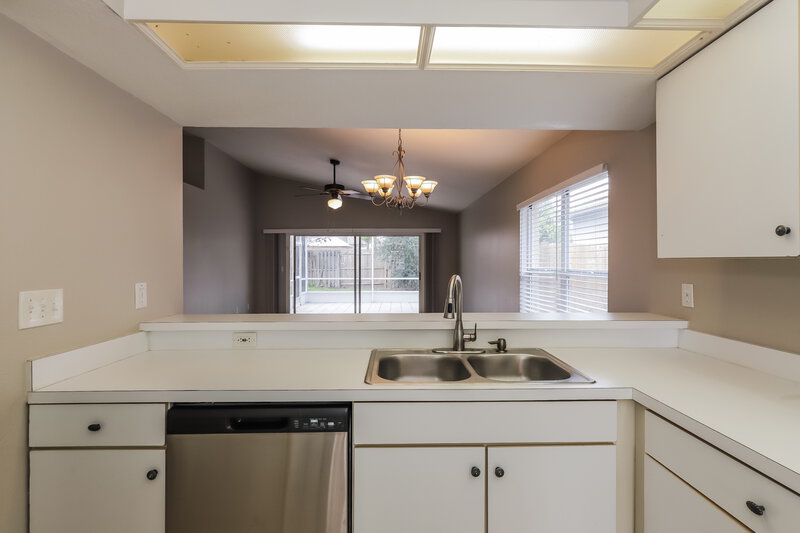 2,095/Mo, 1512 Wakefield Dr Brandon, FL 33511 Kitchen View 2