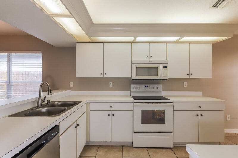 2,095/Mo, 1512 Wakefield Dr Brandon, FL 33511 Kitchen View 3