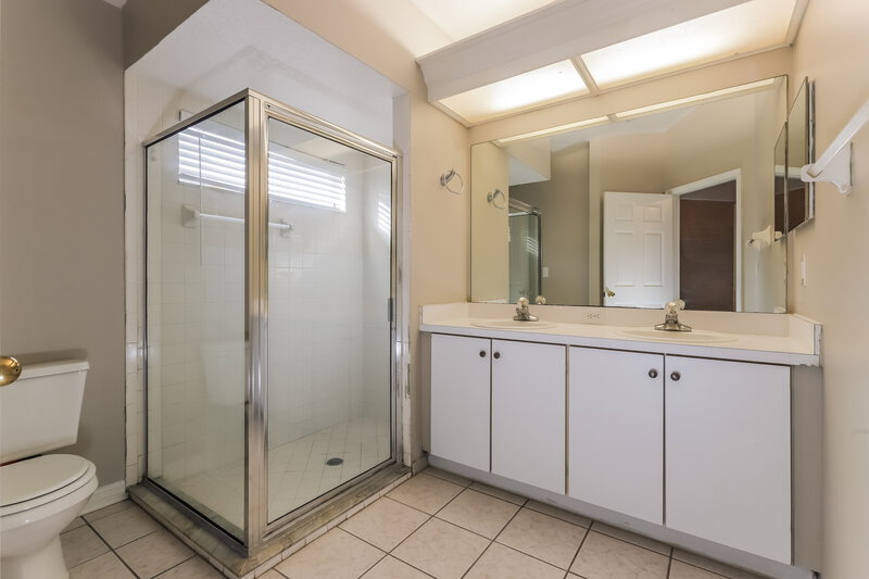 2,095/Mo, 1512 Wakefield Dr Brandon, FL 33511 Main Bathroom View
