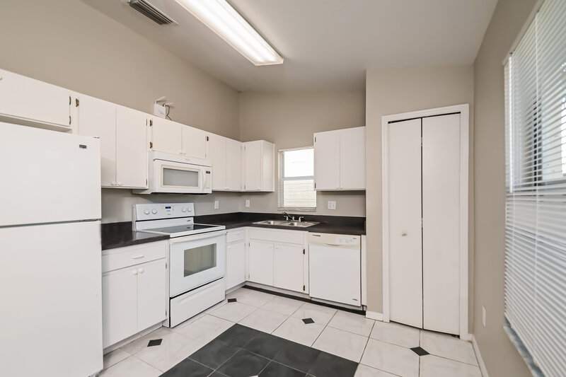 1,945/Mo, 123 Lookout Dr Apollo Beach, FL 33572 Kitchen View
